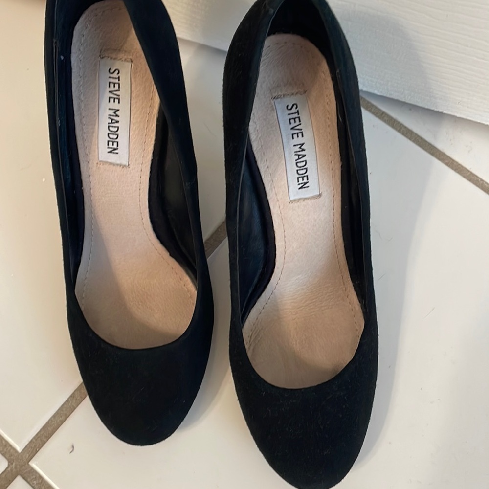 Women’s Steve Madden suede pumps